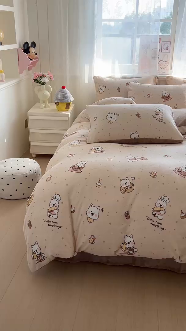 91家纺网 家纺一手货源 找家纺 灿哈家纺 2025新款200g加厚款小清新牛奶绒印花四件套 咖啡熊