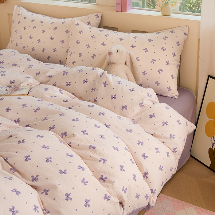 91家纺网 家纺一手货源 找家纺 卢赛尔 2025新款亲肤水洗珍珠棉印花单被套 蝴蝶结紫