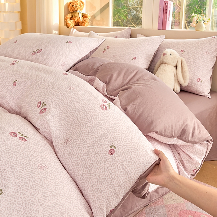 91家纺网 家纺一手货源 找家纺 卢赛尔 2025新款亲肤水洗珍珠棉印花单被套 相思粉