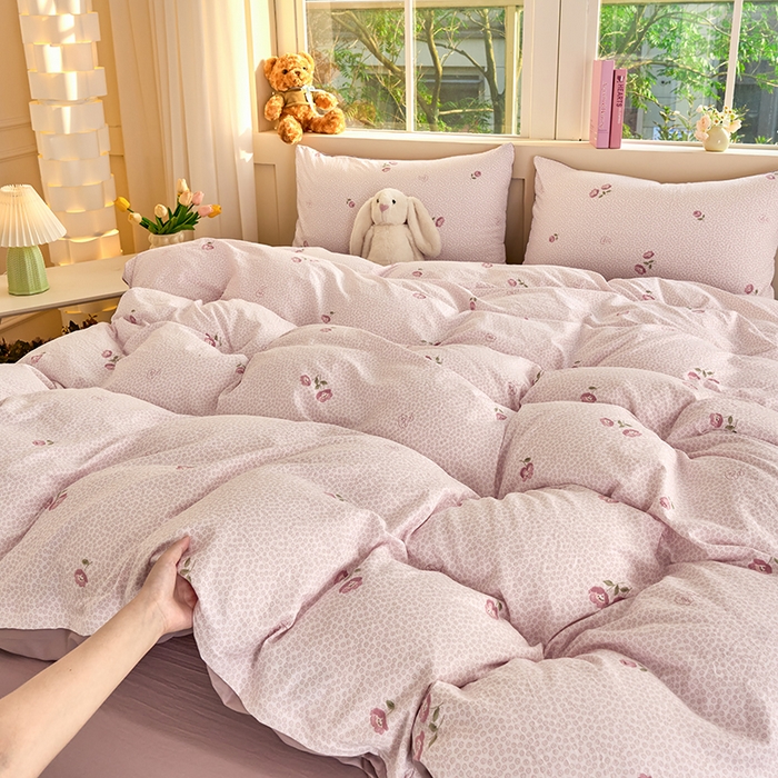 91家纺网 家纺一手货源 找家纺 卢赛尔 2025新款亲肤水洗珍珠棉印花单被套 相思粉