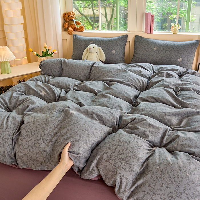 91家纺网 家纺一手货源 找家纺 卢赛尔 2025新款亲肤水洗珍珠棉印花单被套 暗香