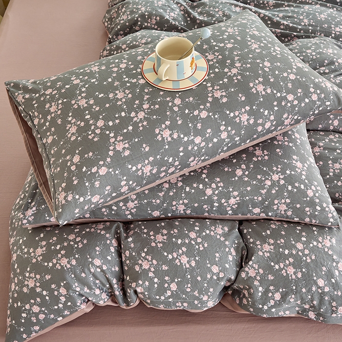 91家纺网 家纺一手货源 找家纺 卢赛尔 2025新款亲肤水洗珍珠棉印花单被套 南粉-灰