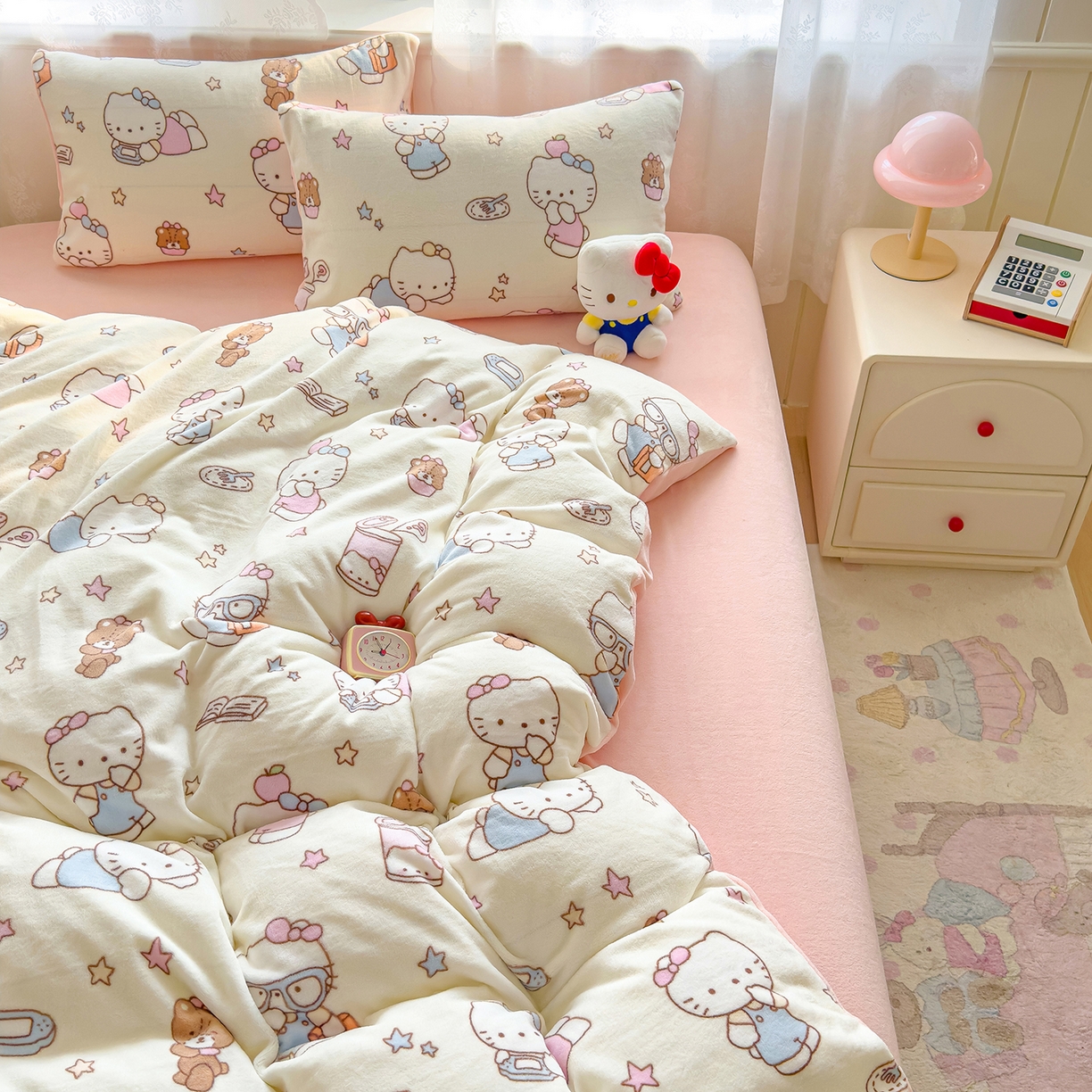 91家纺网 家纺一手货源 找家纺 灿哈家纺 2025新款200g加厚款小清新牛奶绒印花四件套 可蒂猫