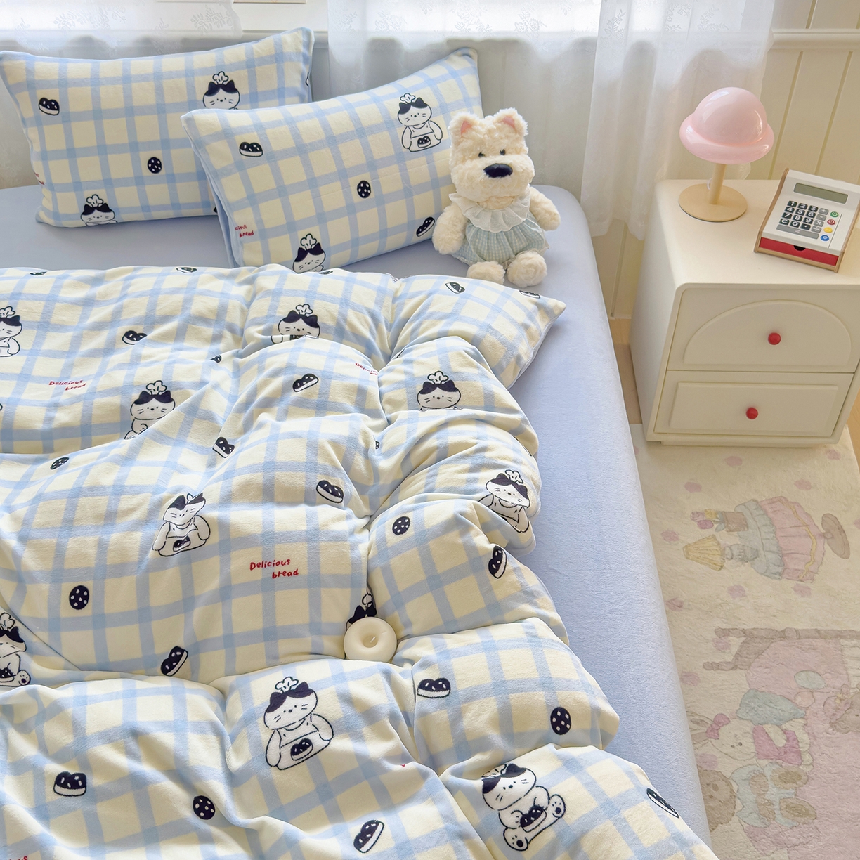 91家纺网 家纺一手货源 找家纺 灿哈家纺 2025新款200g加厚款小清新牛奶绒印花四件套 猫咪派对