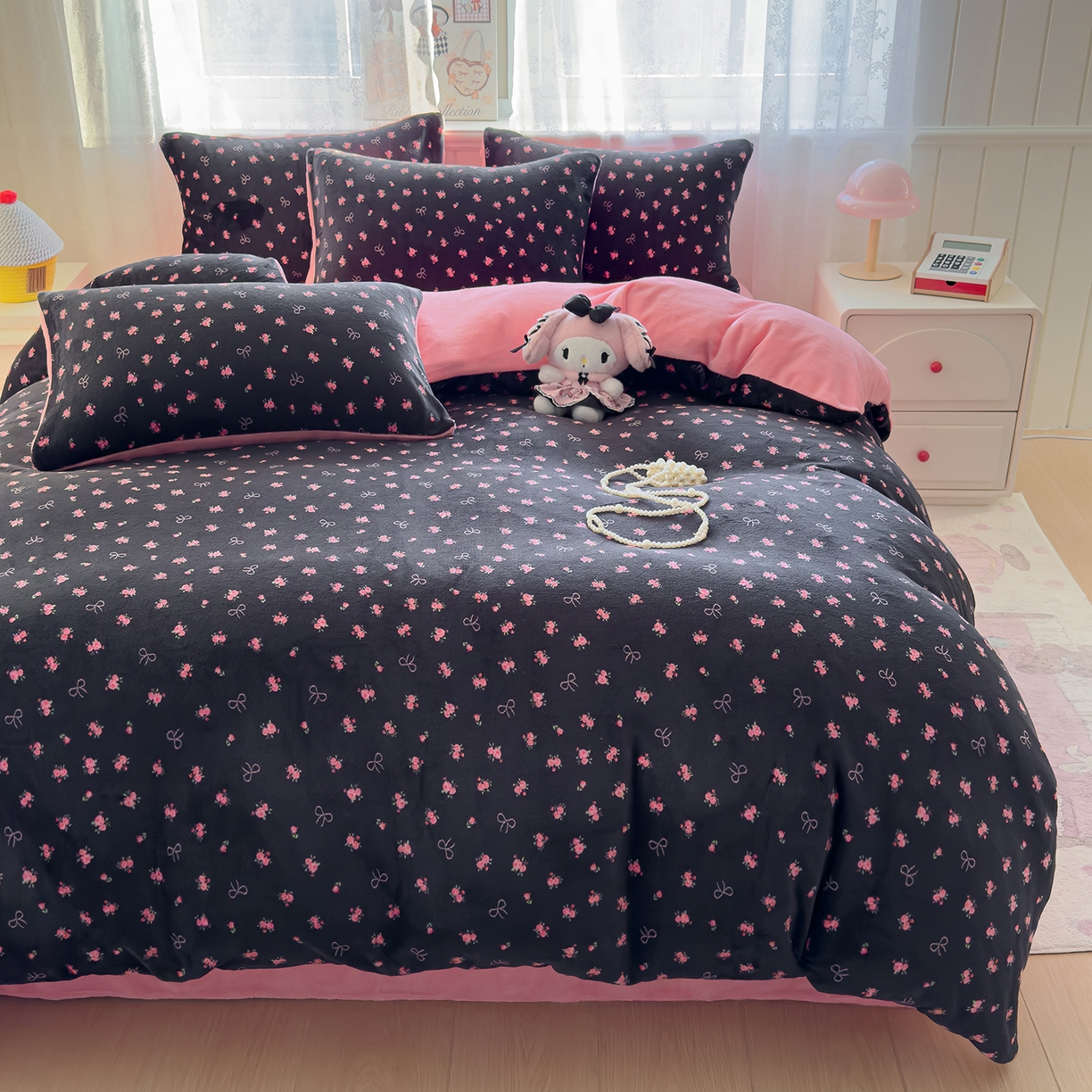 91家纺网 家纺一手货源 找家纺 灿哈家纺 2025新款200g加厚款小清新牛奶绒印花四件套 小玫瑰