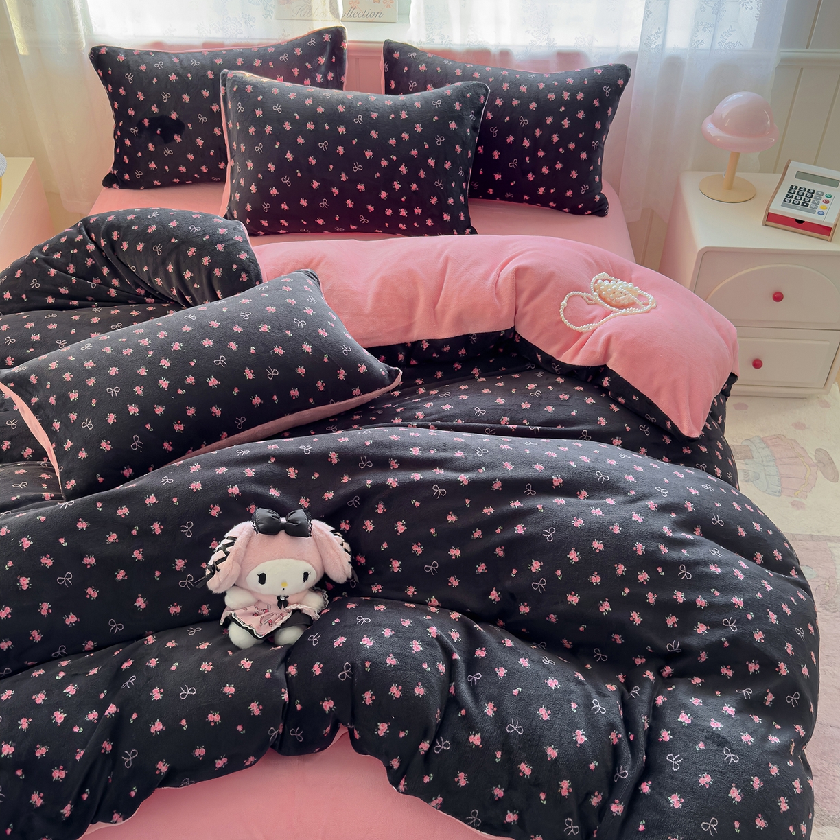 91家纺网 家纺一手货源 找家纺 灿哈家纺 2025新款200g加厚款小清新牛奶绒印花四件套 小玫瑰