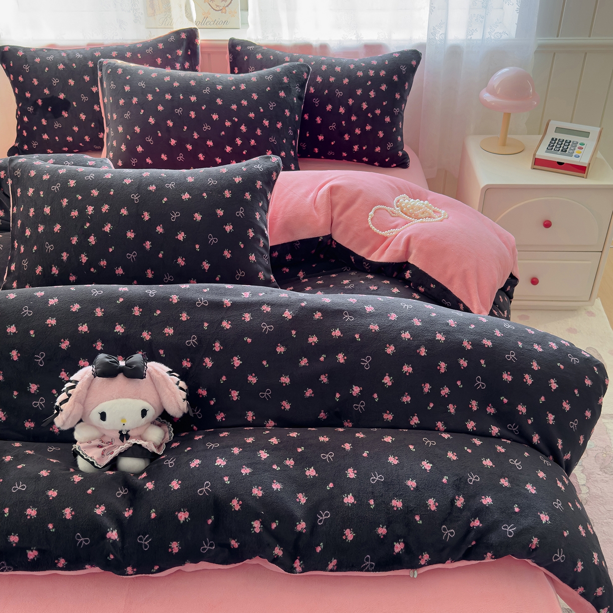 91家纺网 家纺一手货源 找家纺 灿哈家纺 2025新款200g加厚款小清新牛奶绒印花四件套 小玫瑰