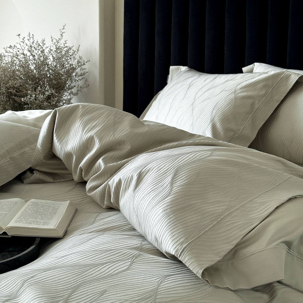 91家纺网 家纺一手货源 找家纺 （总）MIU缪家居 2025新款100支全棉厚织提花简奢系列四件套-韵律