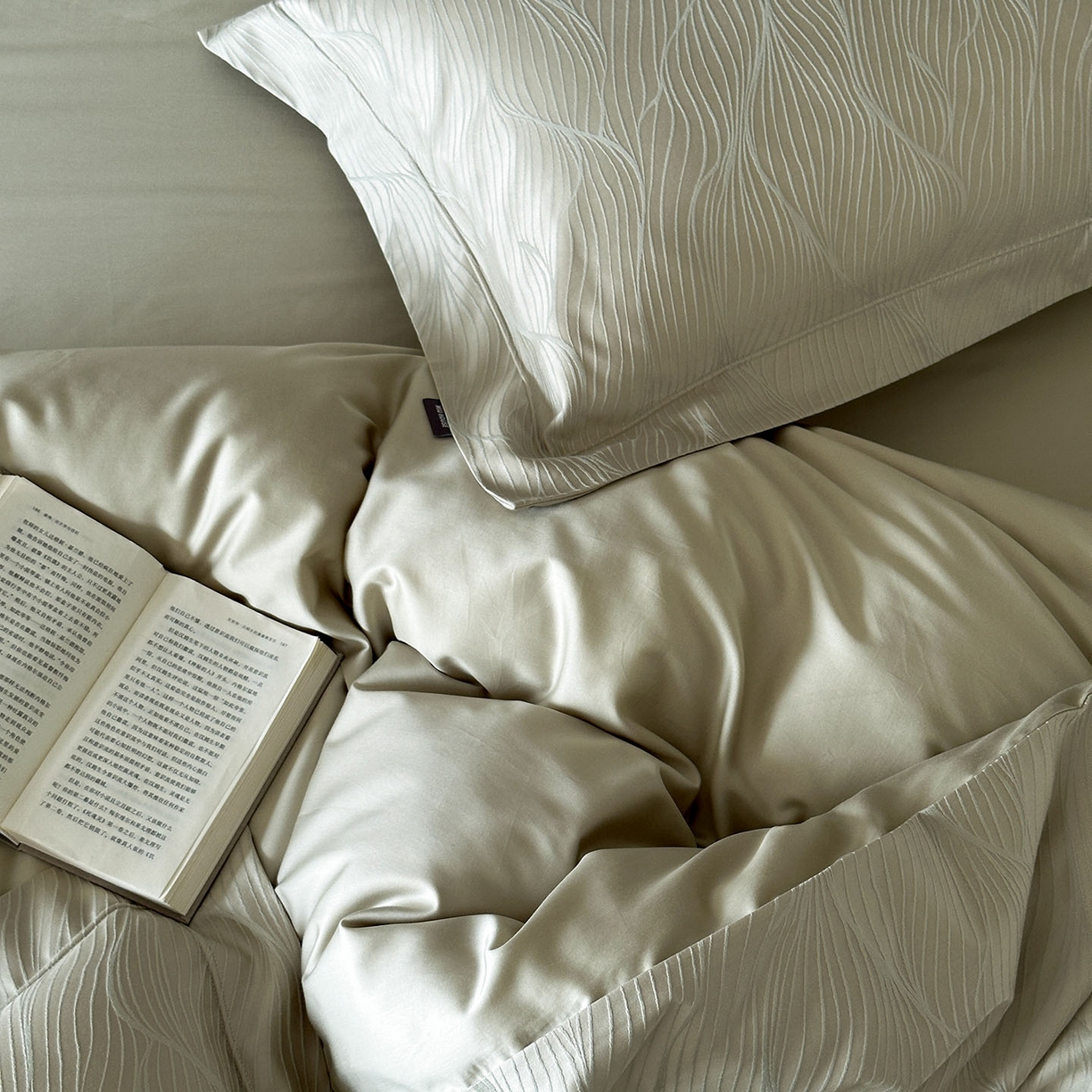 91家纺网 家纺一手货源 找家纺 MIU缪家居 2025新款100支全棉厚织提花简奢系列四件套-韵律 韵律 （松绿）