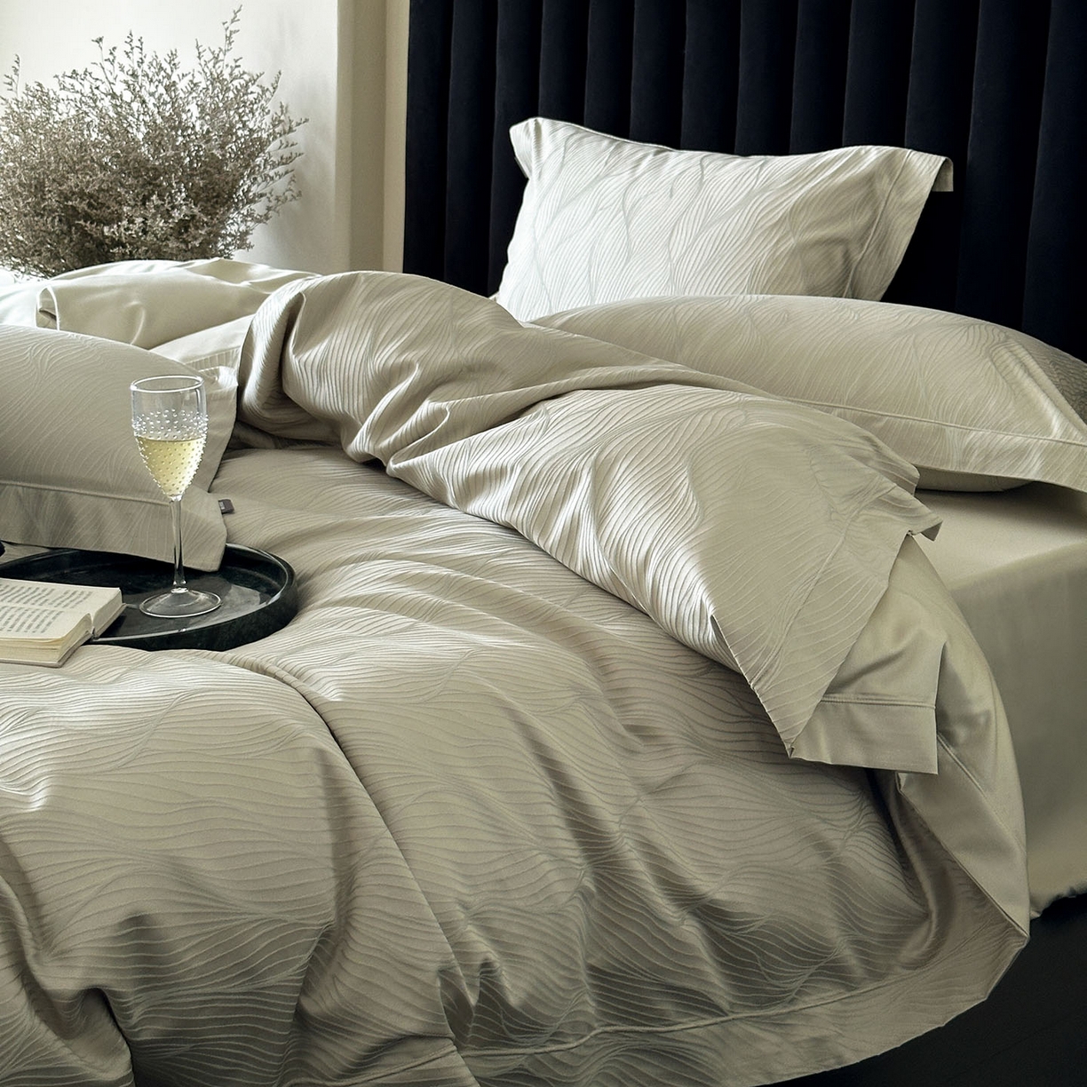 91家纺网 家纺一手货源 找家纺 MIU缪家居 2025新款100支全棉厚织提花简奢系列四件套-韵律 韵律 （松绿）