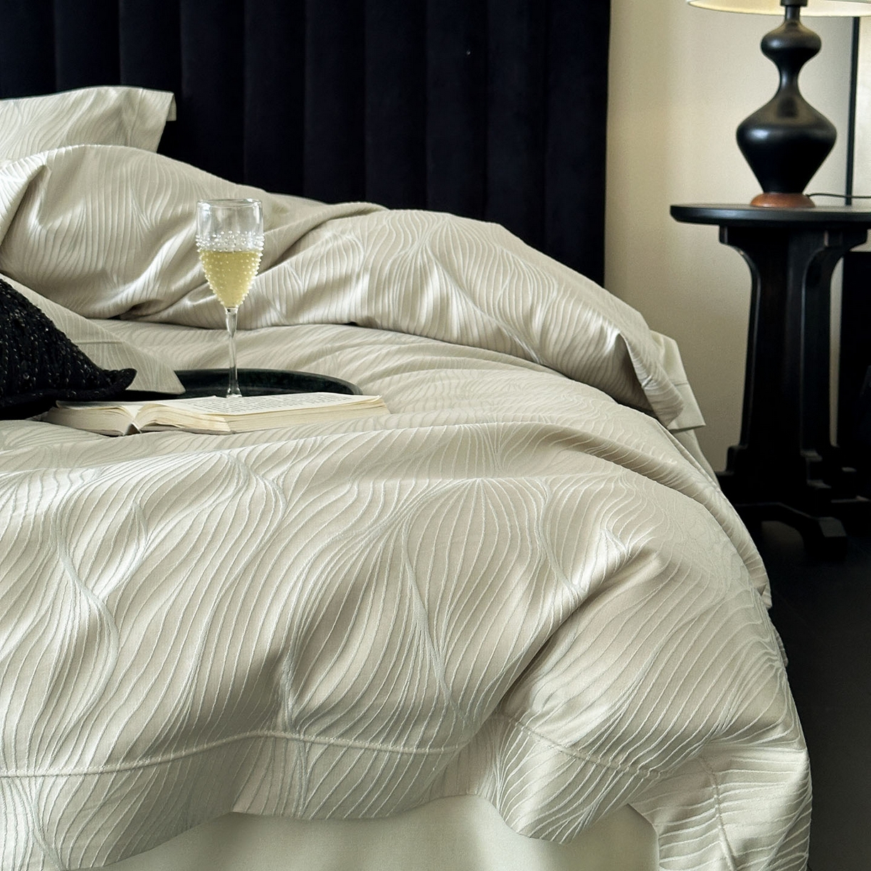 91家纺网 家纺一手货源 找家纺 MIU缪家居 2025新款100支全棉厚织提花简奢系列四件套-韵律 韵律 （松绿）