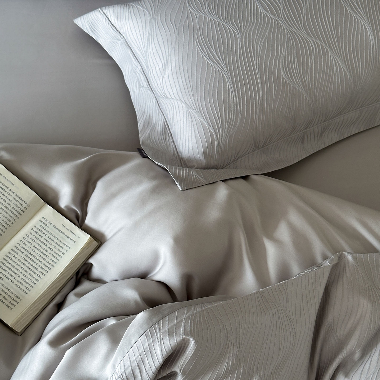 91家纺网 家纺一手货源 找家纺 MIU缪家居 2025新款100支全棉厚织提花简奢系列四件套-韵律 韵律（银灰）