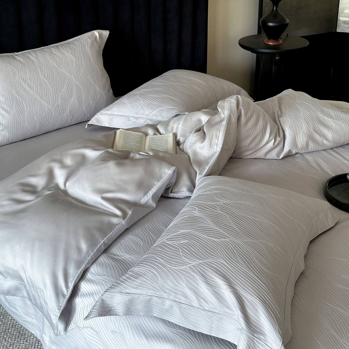 91家纺网 家纺一手货源 找家纺 MIU缪家居 2025新款100支全棉厚织提花简奢系列四件套-韵律 韵律（银灰）