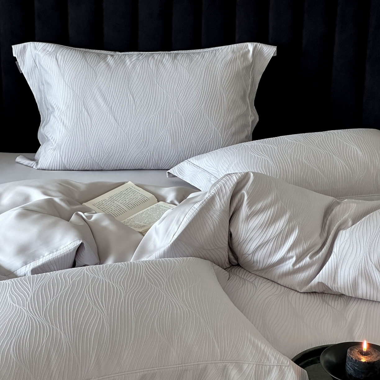 91家纺网 家纺一手货源 找家纺 MIU缪家居 2025新款100支全棉厚织提花简奢系列四件套-韵律 韵律（银灰）