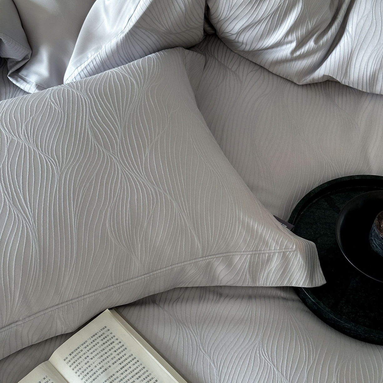 91家纺网 家纺一手货源 找家纺 MIU缪家居 2025新款100支全棉厚织提花简奢系列四件套-韵律 韵律（银灰）