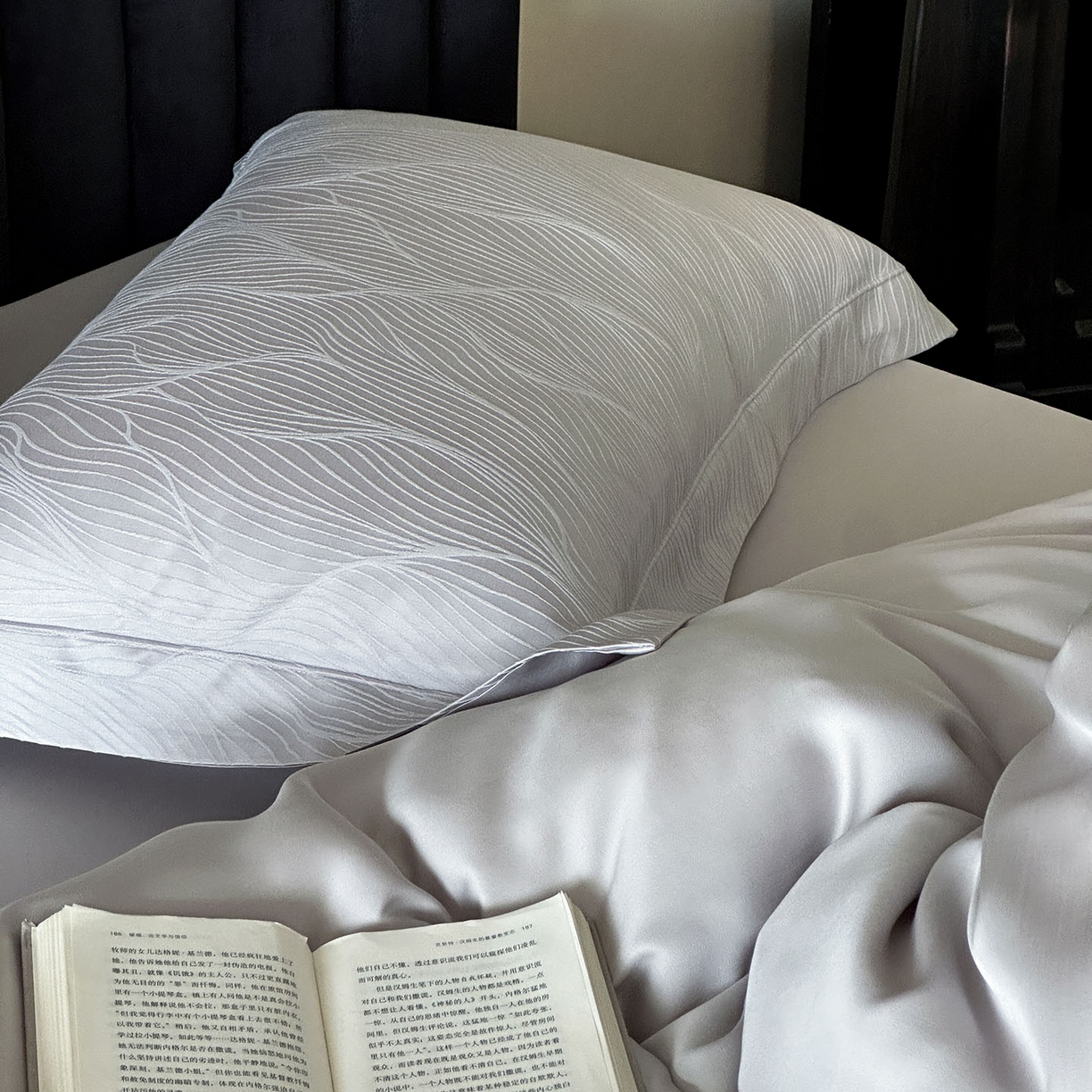 91家纺网 家纺一手货源 找家纺 MIU缪家居 2025新款100支全棉厚织提花简奢系列四件套-韵律 韵律（银灰）