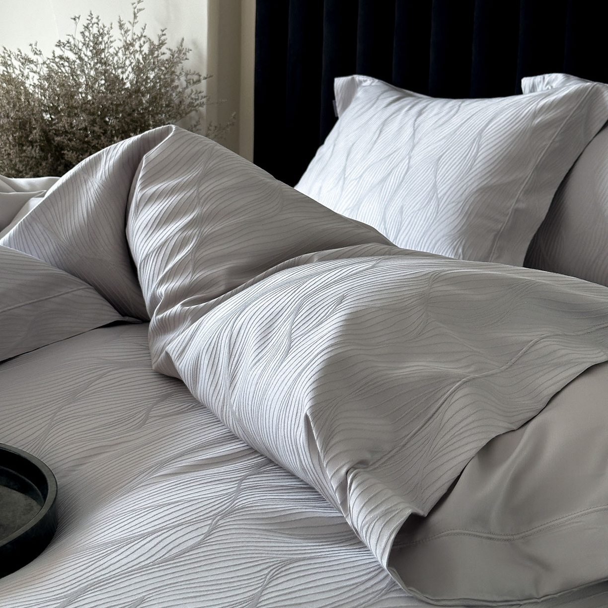 91家纺网 家纺一手货源 找家纺 MIU缪家居 2025新款100支全棉厚织提花简奢系列四件套-韵律 韵律（银灰）