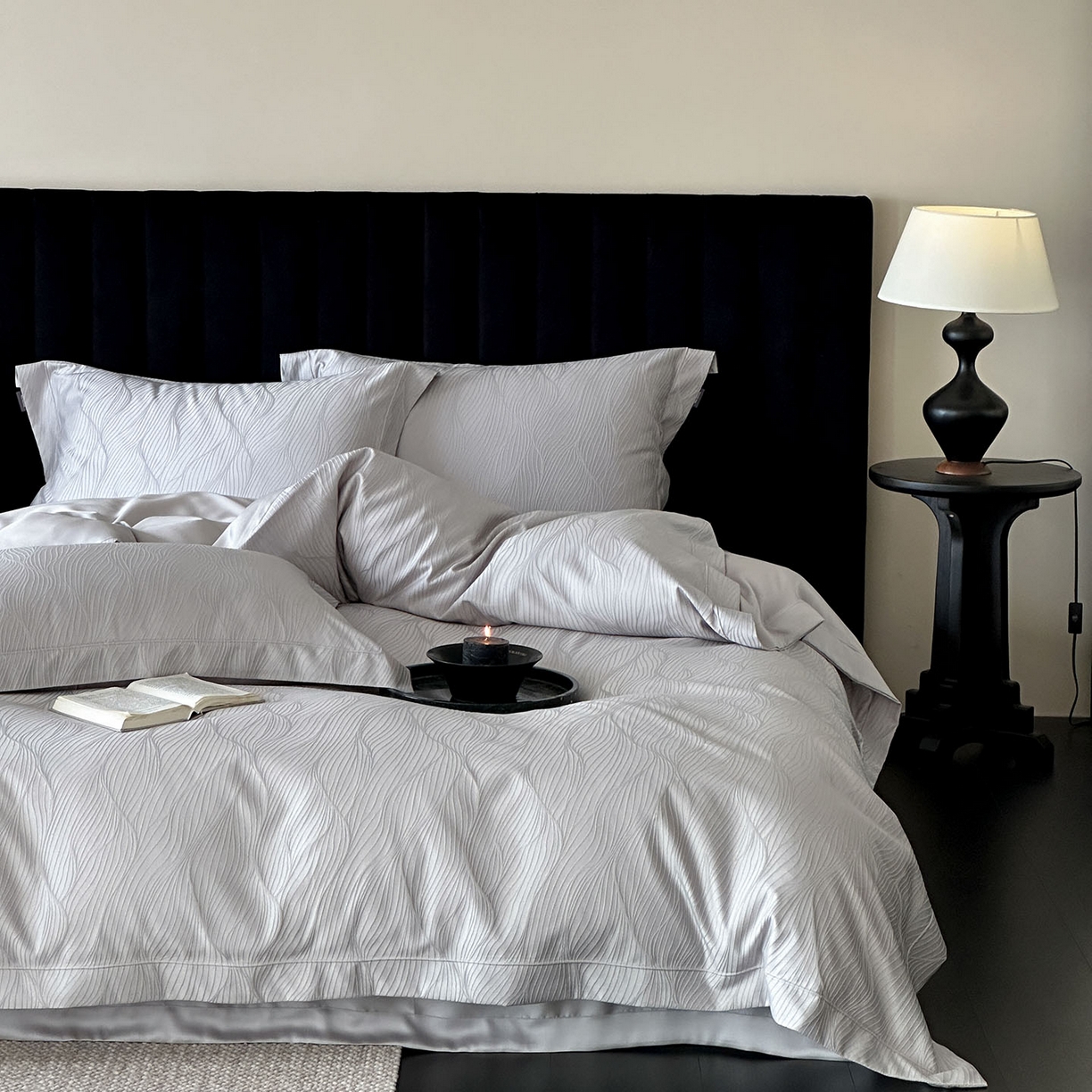 91家纺网 家纺一手货源 找家纺 MIU缪家居 2025新款100支全棉厚织提花简奢系列四件套-韵律 韵律（银灰）