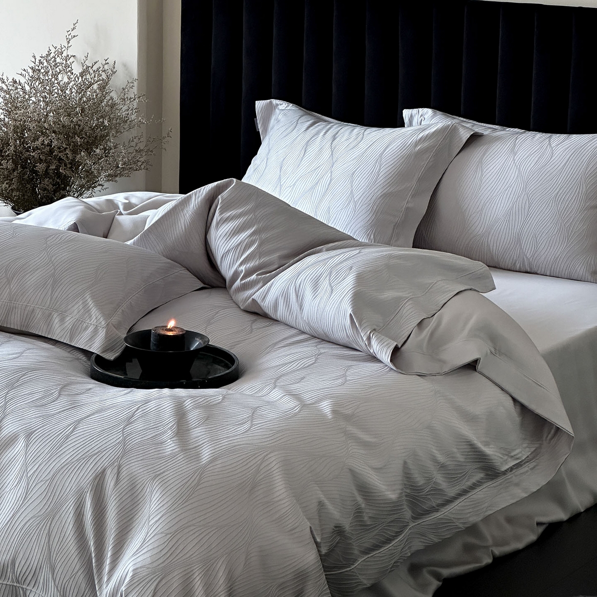 91家纺网 家纺一手货源 找家纺 MIU缪家居 2025新款100支全棉厚织提花简奢系列四件套-韵律 韵律（银灰）