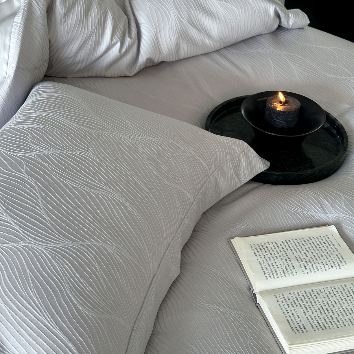 91家纺网 家纺一手货源 找家纺 MIU缪家居 2025新款100支全棉厚织提花简奢系列四件套-韵律 韵律（银灰）