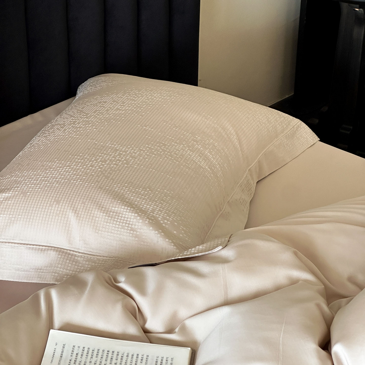 91家纺网 家纺一手货源 找家纺 MIU缪家居 2025新款100支全棉厚织提花简奢系列四件套-追光 追光 （香槟）