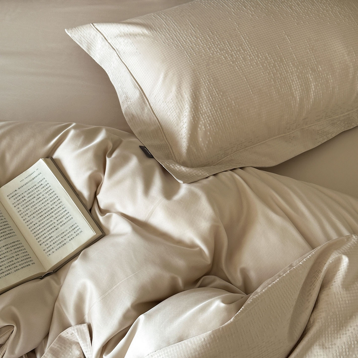 91家纺网 家纺一手货源 找家纺 MIU缪家居 2025新款100支全棉厚织提花简奢系列四件套-追光 追光 （香槟）