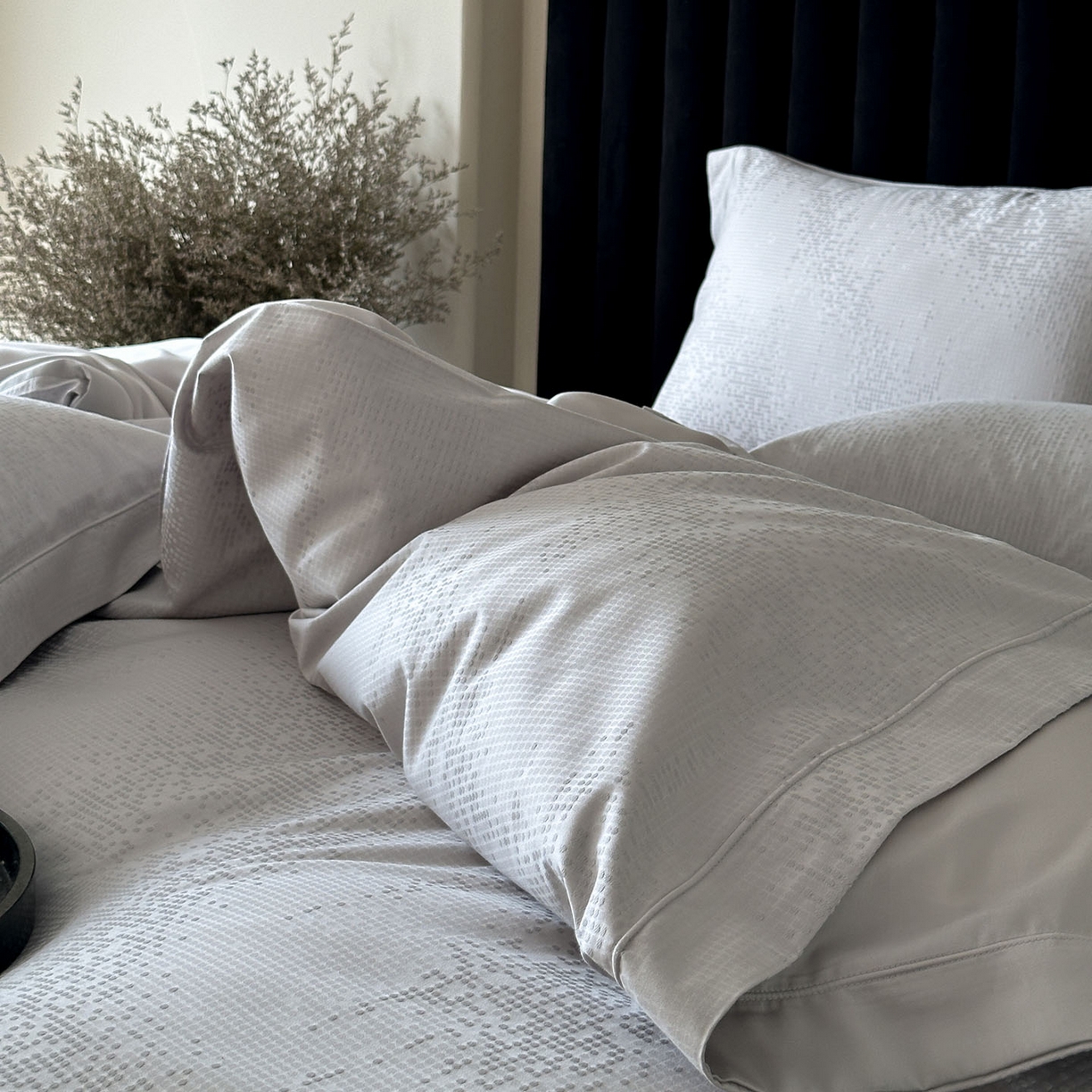 91家纺网 家纺一手货源 找家纺 MIU缪家居 2025新款100支全棉厚织提花简奢系列四件套-追光 追光 （银灰）