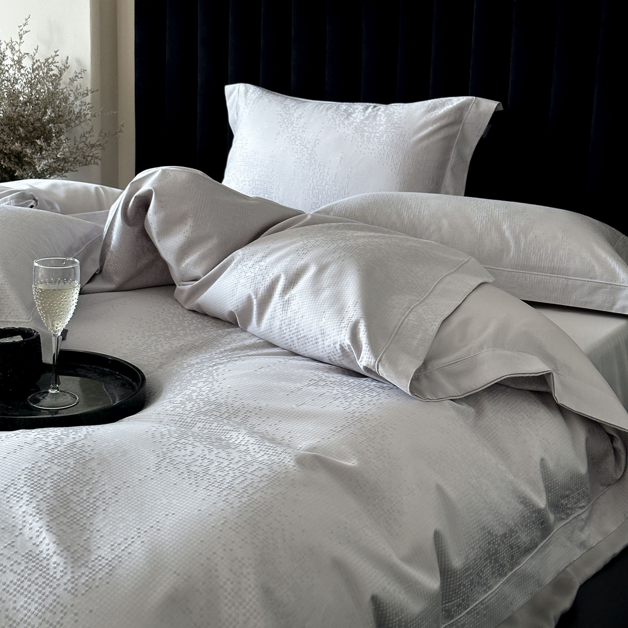 91家纺网 家纺一手货源 找家纺 MIU缪家居 2025新款100支全棉厚织提花简奢系列四件套-追光 追光 （银灰）