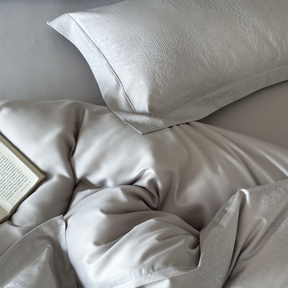 91家纺网 家纺一手货源 找家纺 MIU缪家居 2025新款100支全棉厚织提花简奢系列四件套-追光 追光 （银灰）