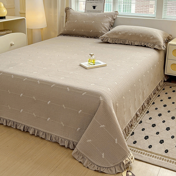 91家纺网 家纺一手货源 找家纺 源舜家纺 2025新款天竹棉麻莱赛尔莫代尔天丝棉爱神比特箭床盖三件套 比特-咖