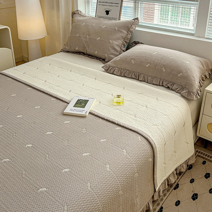 91家纺网 家纺一手货源 找家纺 源舜家纺 2025新款天竹棉麻莱赛尔莫代尔天丝棉爱神比特箭床盖三件套 比特-咖