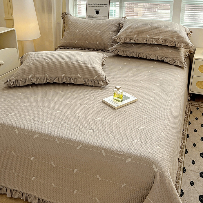 91家纺网 家纺一手货源 找家纺 源舜家纺 2025新款天竹棉麻莱赛尔莫代尔天丝棉爱神比特箭床盖三件套 比特-咖