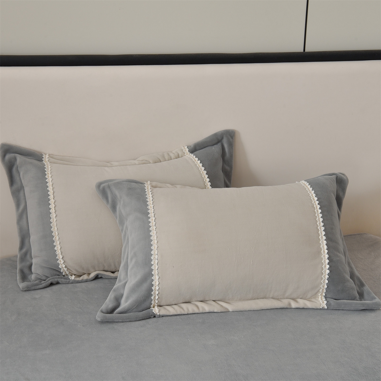 91家纺网 家纺一手货源 找家纺 眷恋家纺 2025新款A类牛奶绒三拼法式花边款四件套-蒂凡妮 蒂凡妮-山灰+中灰