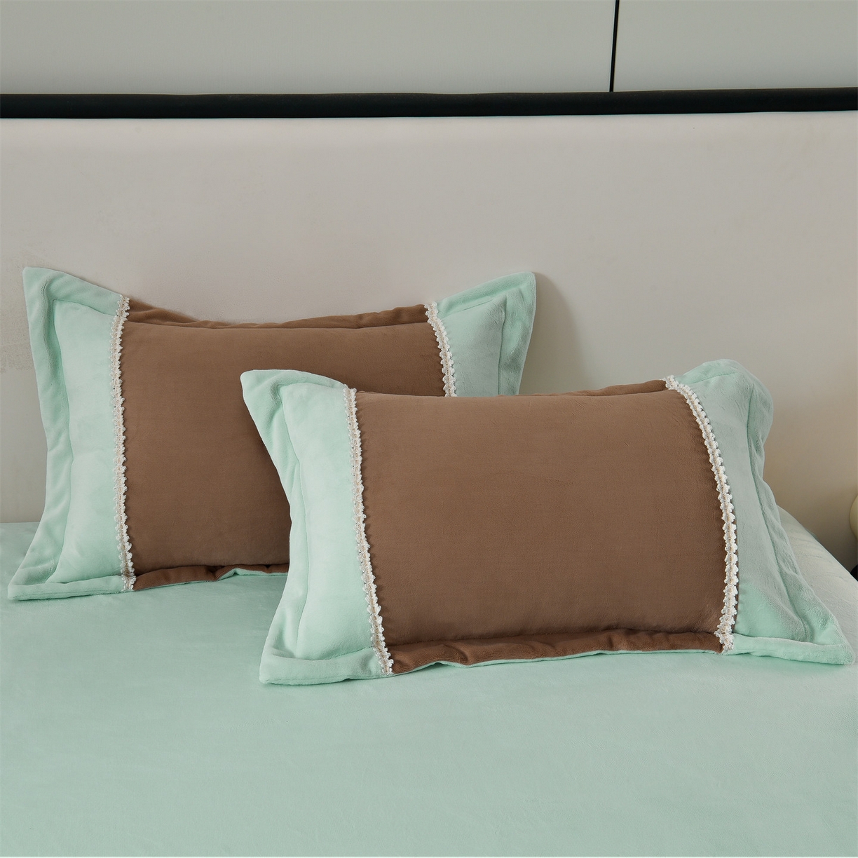 91家纺网 家纺一手货源 找家纺 眷恋家纺 2025新款A类牛奶绒三拼法式花边款四件套-蒂凡妮 蒂凡妮-摩卡绿