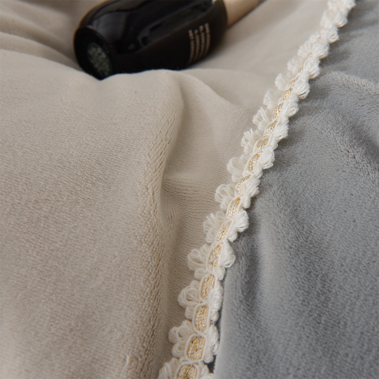 91家纺网 家纺一手货源 找家纺 眷恋家纺 2025新款A类牛奶绒三拼法式花边款四件套-蒂凡妮 蒂凡妮-山灰+中灰