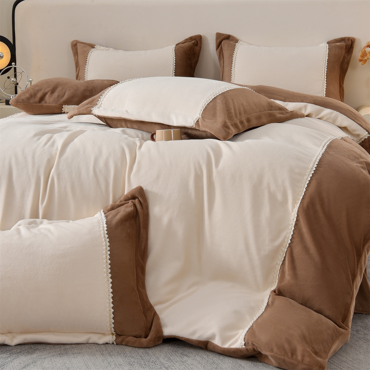 91家纺网 家纺一手货源 找家纺 眷恋家纺 2025新款A类牛奶绒三拼法式花边款四件套-蒂凡妮 蒂凡妮-奶白摩卡