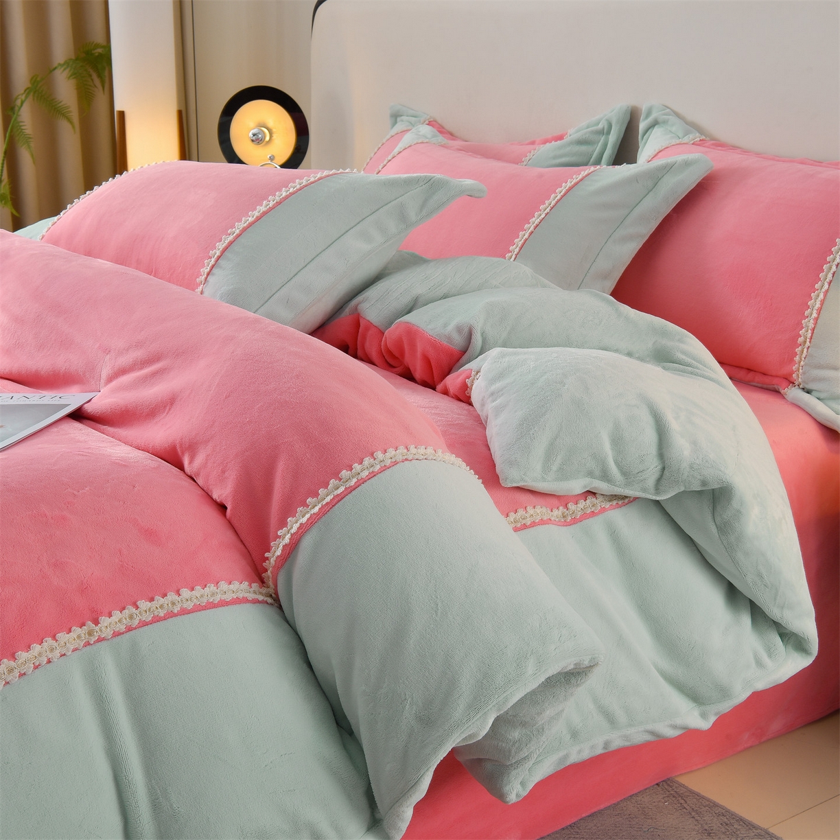 91家纺网 家纺一手货源 找家纺 眷恋家纺 2025新款A类牛奶绒三拼法式花边款四件套-蒂凡妮 蒂凡妮-玫红绿