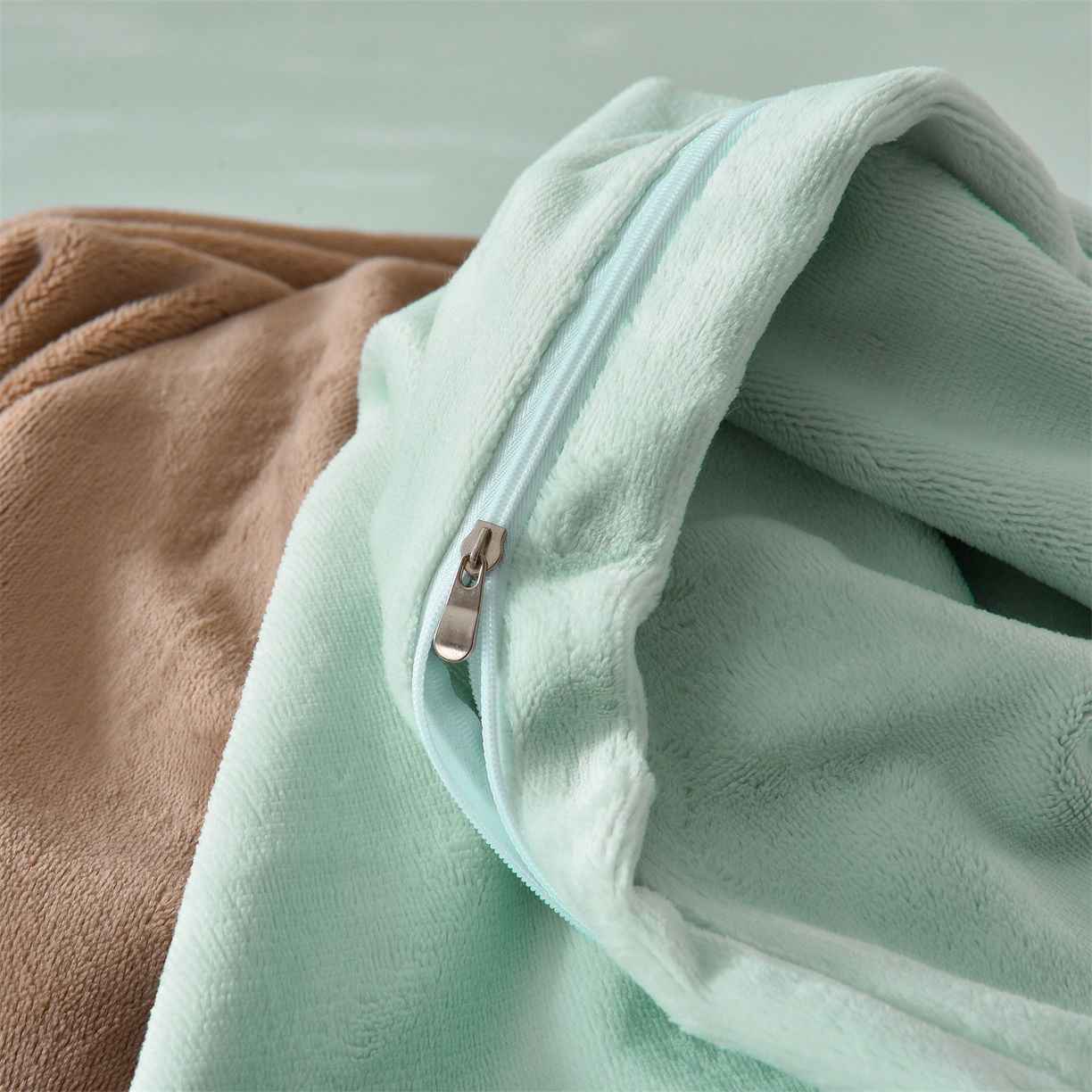 91家纺网 家纺一手货源 找家纺 眷恋家纺 2025新款A类牛奶绒三拼法式花边款四件套-蒂凡妮 蒂凡妮-摩卡绿