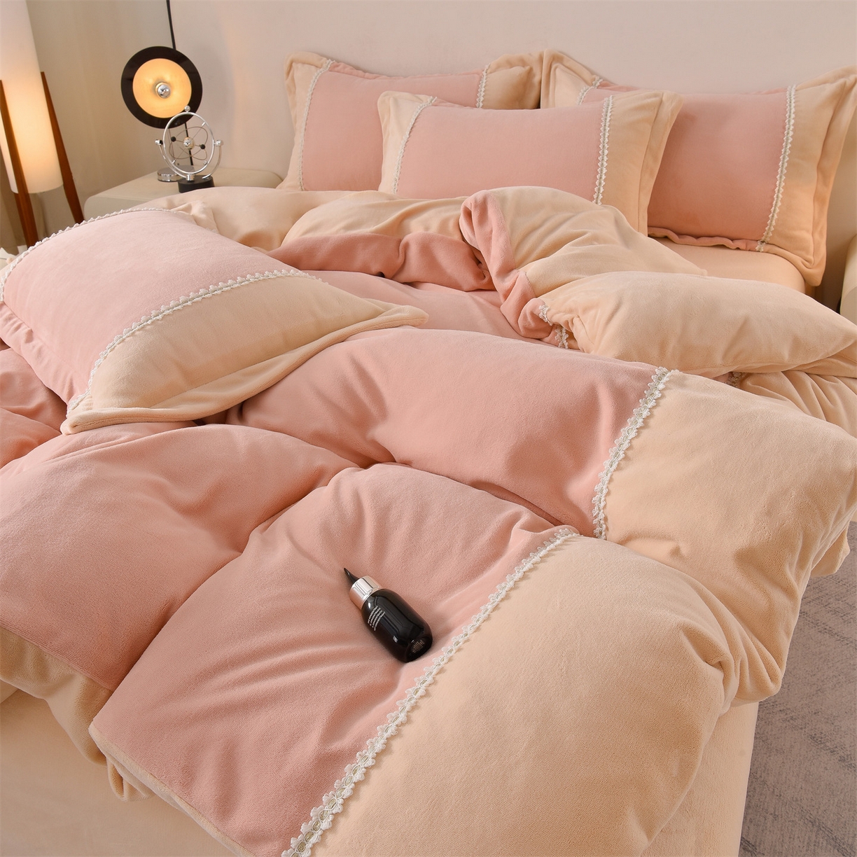 91家纺网 家纺一手货源 找家纺 眷恋家纺 2025新款A类牛奶绒三拼法式花边款四件套-蒂凡妮 蒂凡妮-粉香槟