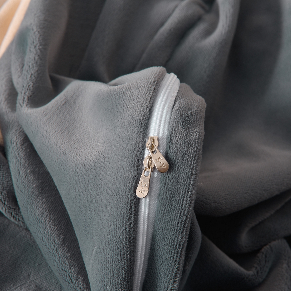 91家纺网 家纺一手货源 找家纺 眷恋家纺 2025新款A类牛奶绒三拼法式花边款四件套-蒂凡妮 蒂凡妮-香槟灰