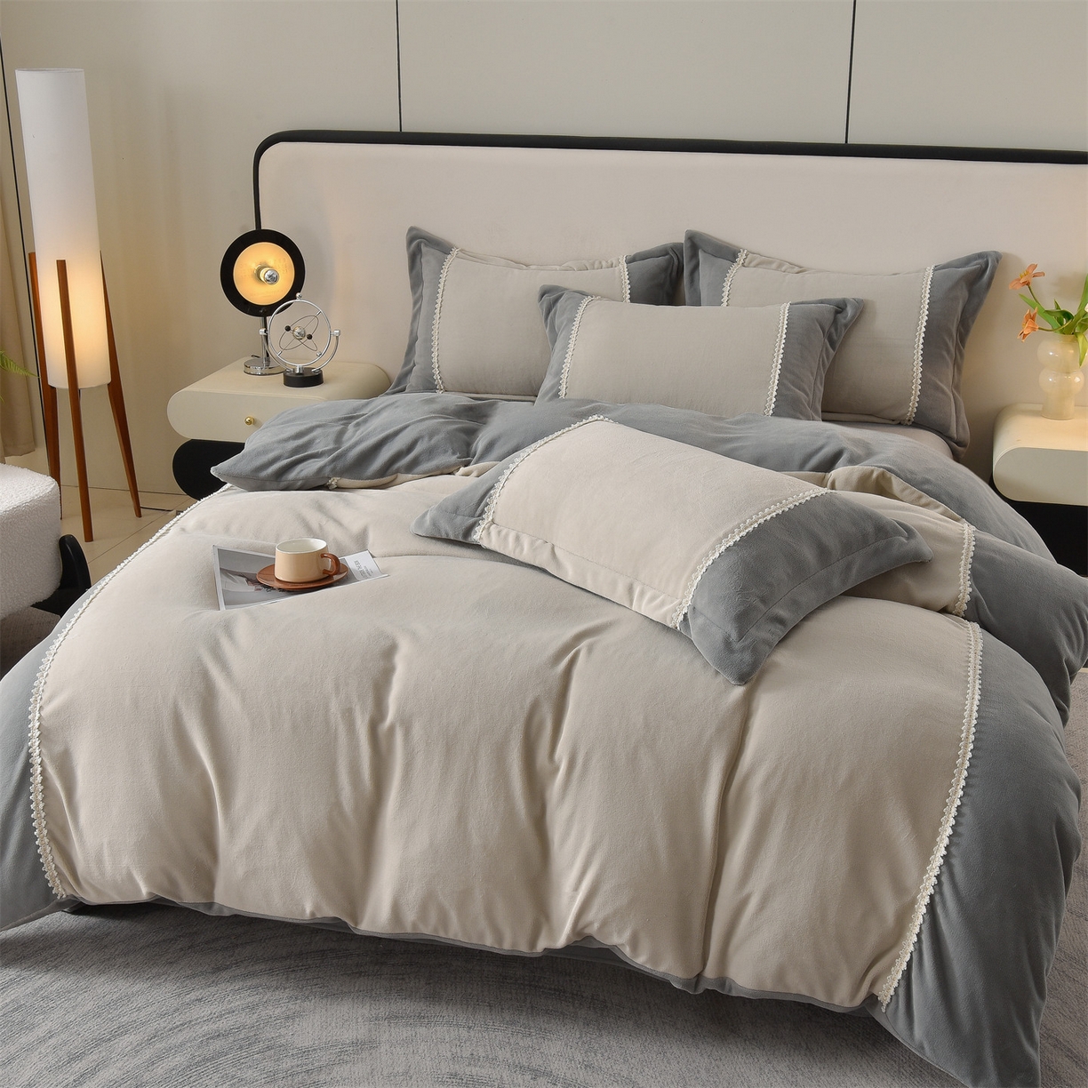 91家纺网 家纺一手货源 找家纺 眷恋家纺 2025新款A类牛奶绒三拼法式花边款四件套-蒂凡妮 蒂凡妮-山灰+中灰