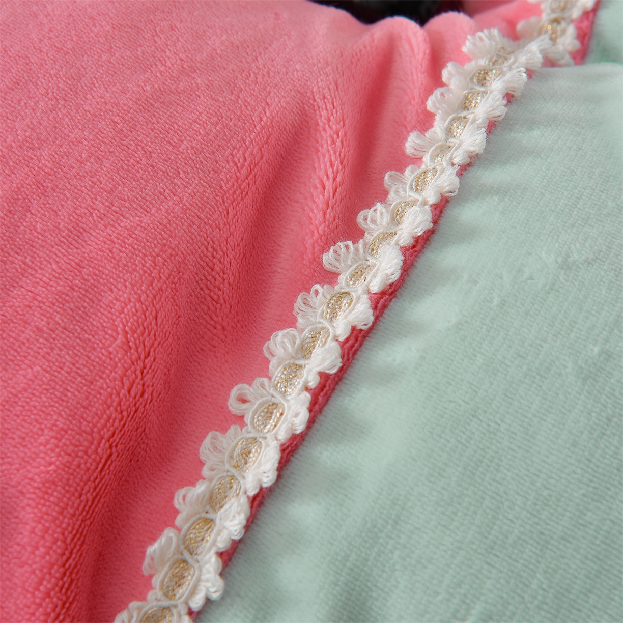 91家纺网 家纺一手货源 找家纺 眷恋家纺 2025新款A类牛奶绒三拼法式花边款四件套-蒂凡妮 蒂凡妮-玫红绿