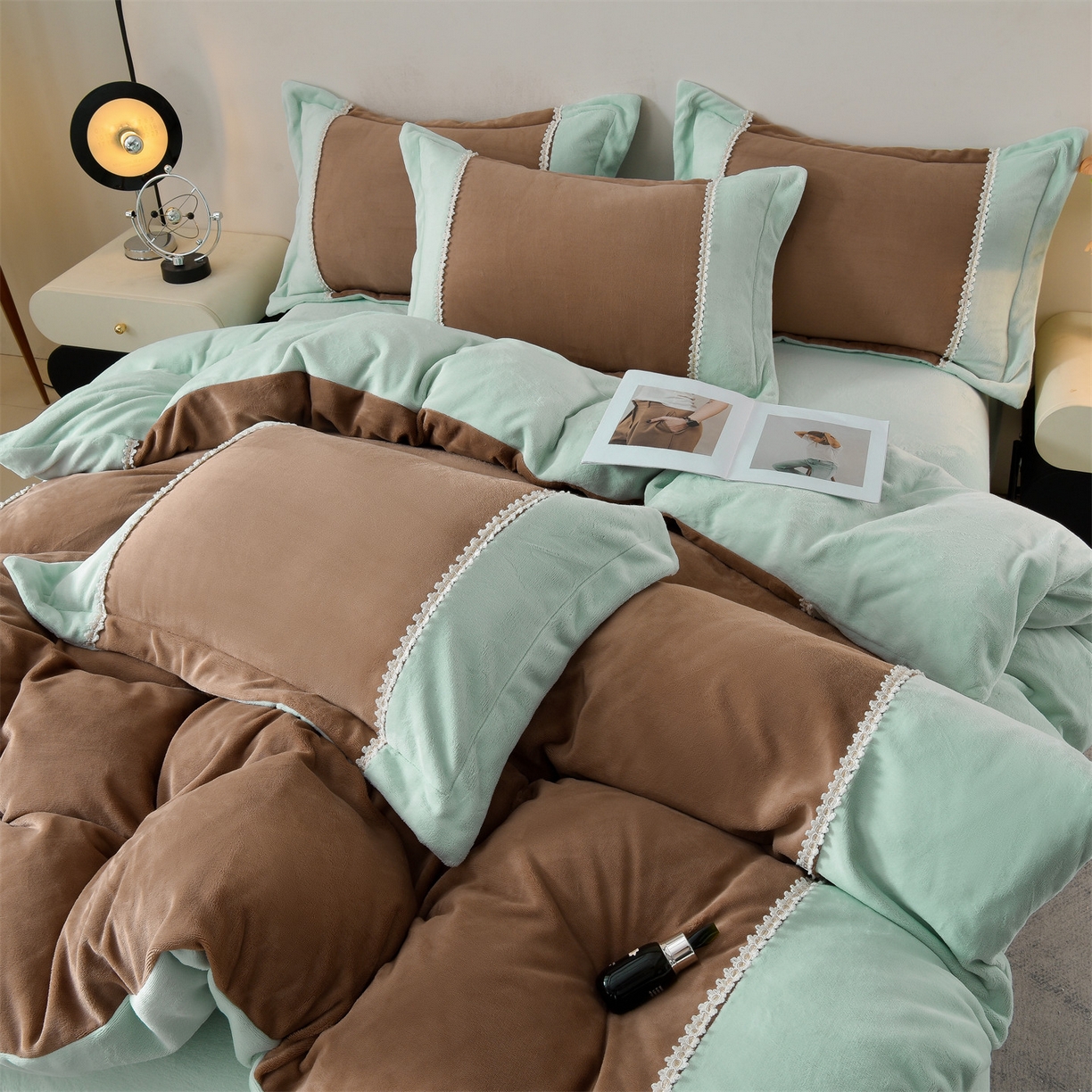 91家纺网 家纺一手货源 找家纺 眷恋家纺 2025新款A类牛奶绒三拼法式花边款四件套-蒂凡妮 蒂凡妮-摩卡绿