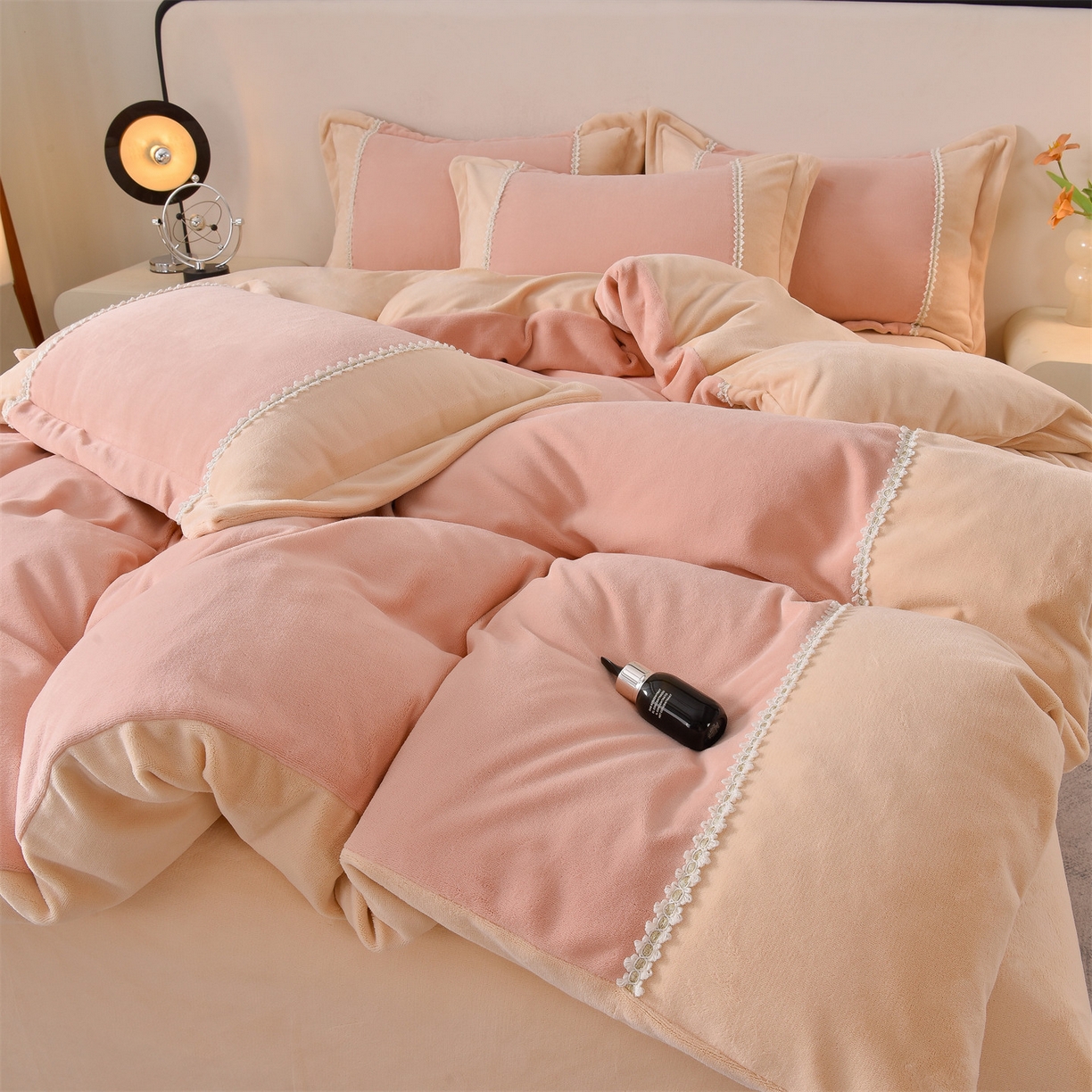 91家纺网 家纺一手货源 找家纺 眷恋家纺 2025新款A类牛奶绒三拼法式花边款四件套-蒂凡妮 蒂凡妮-粉香槟