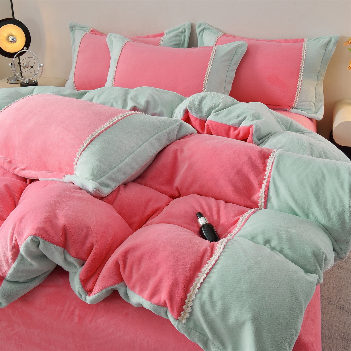 91家纺网 家纺一手货源 找家纺 眷恋家纺 2025新款A类牛奶绒三拼法式花边款四件套-蒂凡妮 蒂凡妮-玫红绿