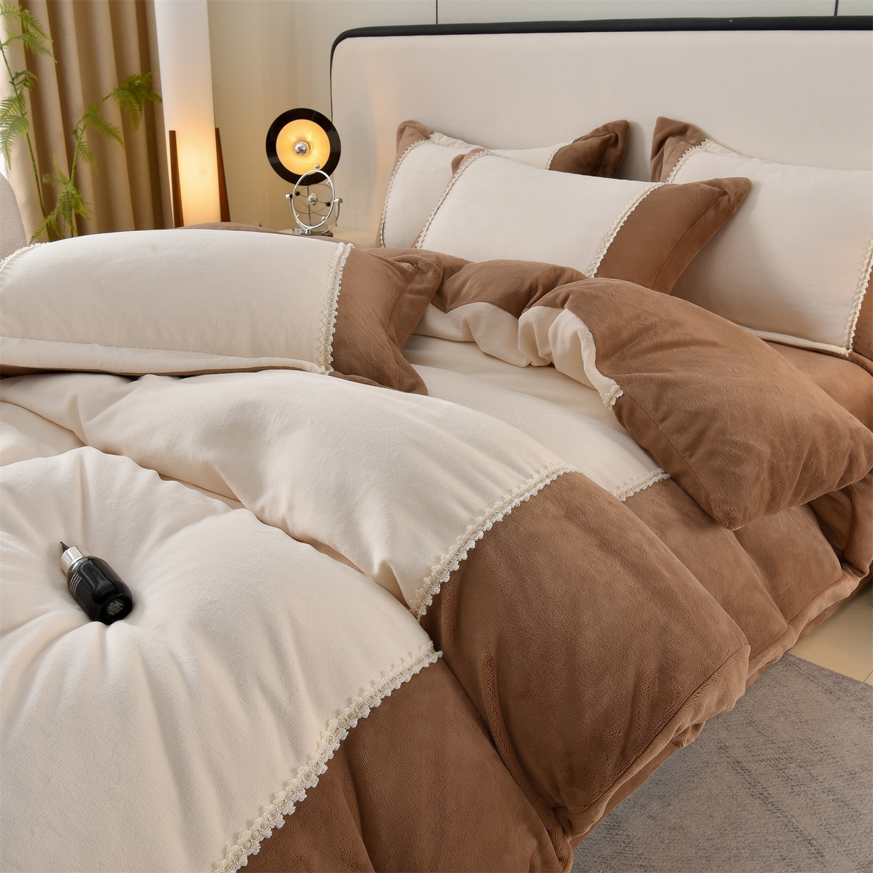 91家纺网 家纺一手货源 找家纺 眷恋家纺 2025新款A类牛奶绒三拼法式花边款四件套-蒂凡妮 蒂凡妮-奶白摩卡