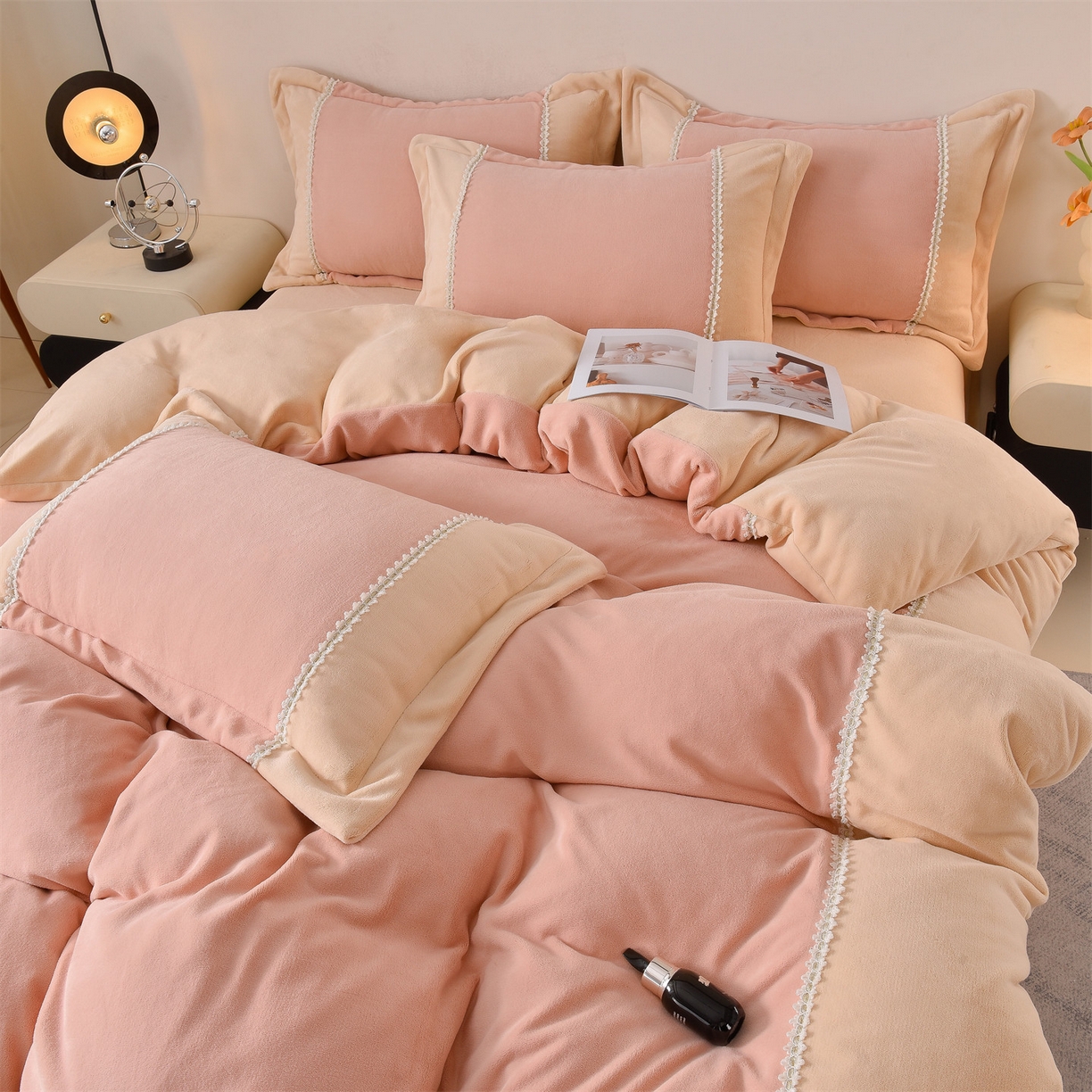 91家纺网 家纺一手货源 找家纺 眷恋家纺 2025新款A类牛奶绒三拼法式花边款四件套-蒂凡妮 蒂凡妮-粉香槟