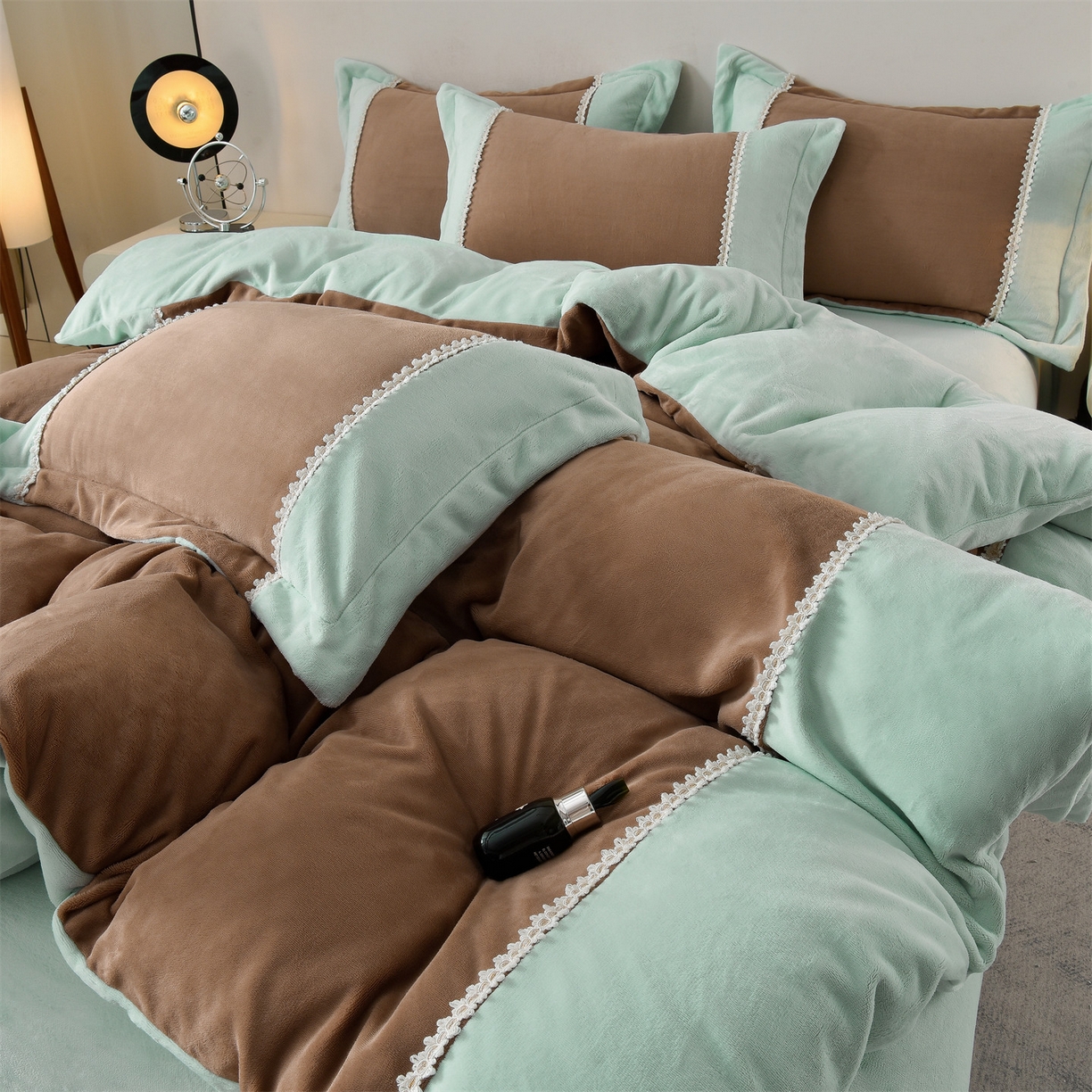 91家纺网 家纺一手货源 找家纺 眷恋家纺 2025新款A类牛奶绒三拼法式花边款四件套-蒂凡妮 蒂凡妮-摩卡绿