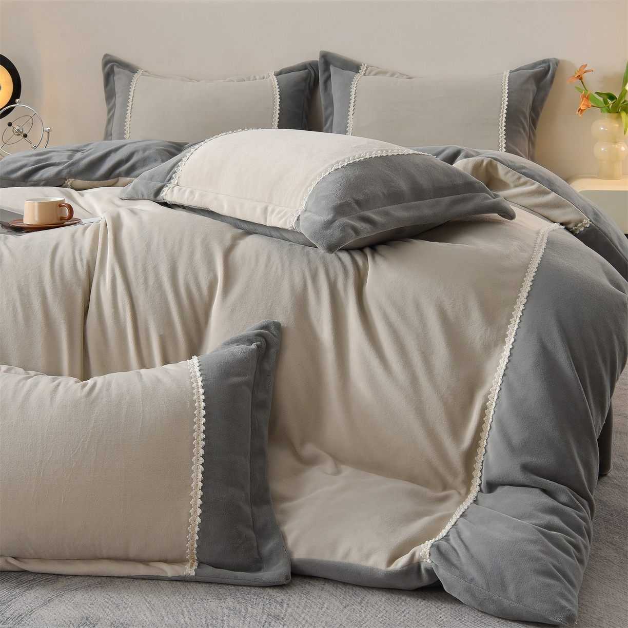 91家纺网 家纺一手货源 找家纺 眷恋家纺 2025新款A类牛奶绒三拼法式花边款四件套-蒂凡妮 蒂凡妮-山灰+中灰