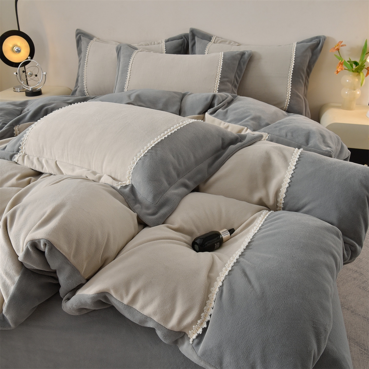 91家纺网 家纺一手货源 找家纺 眷恋家纺 2025新款A类牛奶绒三拼法式花边款四件套-蒂凡妮 蒂凡妮-山灰+中灰